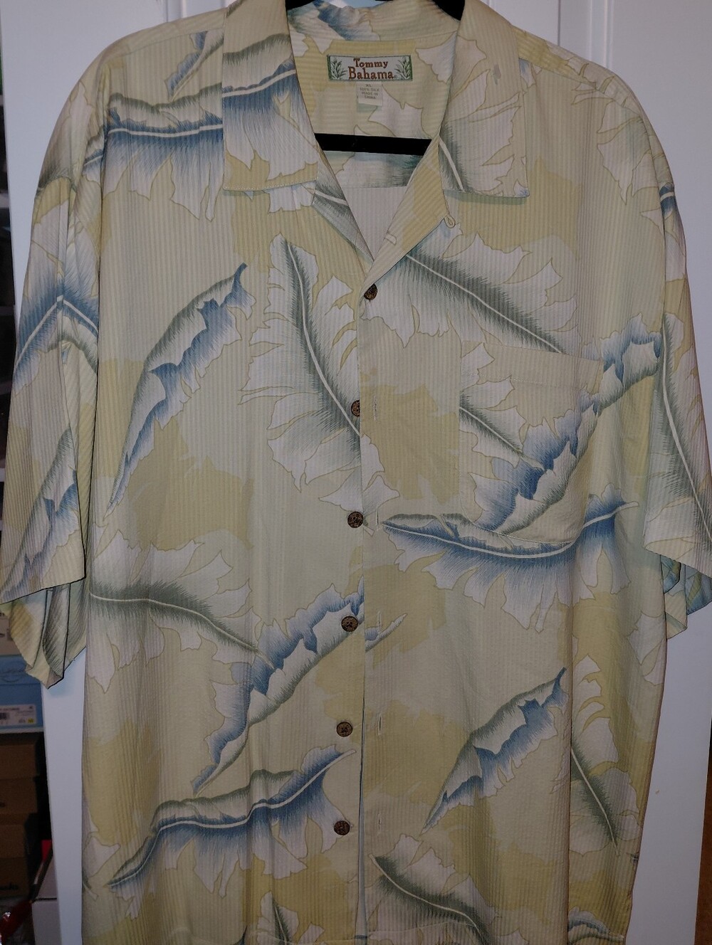 Men's Tommy Bahama Sz XL Leaf-Print 100% Silk Camp Shirt Pale Yellow and Blue